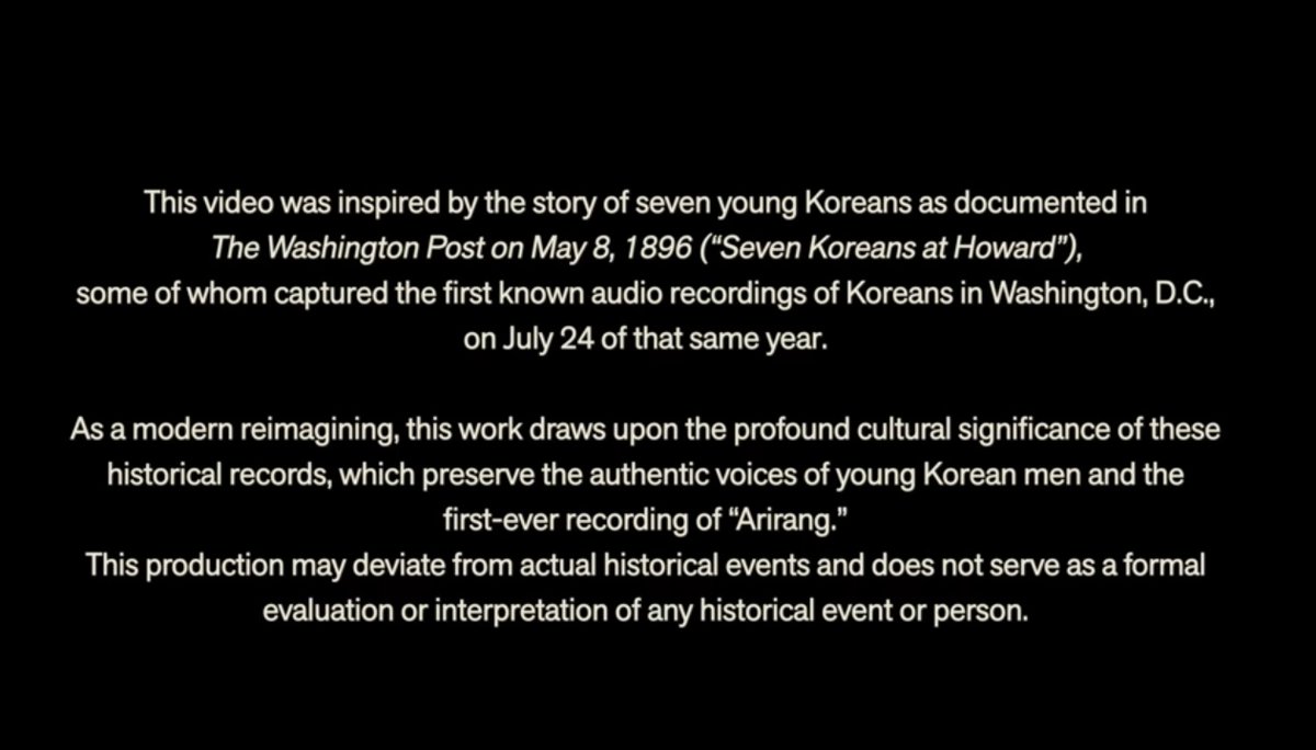 BTSxBRAZIL's tweet photo. "Este vídeo foi inspirado na história de sete jovens coreanos, conforme documentado no The Washington Post em 8 de maio de 1896 ("Sete Coreanos em Howard"), alguns dos quais realizaram as primeiras gravações de áudio conhecidas de coreanos em Washington, D.C., em 24 de julho daquele mesmo ano.

Como uma reimaginação moderna, esta obra baseia-se no profundo significado cultural desses registros históricos, que preservam as vozes autênticas de jovens coreanos e a primeira gravação da história de "Arirang".
Esta produção pode divergir dos eventos históricos reais e não serve como uma avaliação ou interpretação formal de qualquer evento ou pessoa histórica."

ELES PENSAM EM TUDO! 
É A MESMA HISTÓRIA DAS TEORIAS QUE ESTAVAM ROLANDO QUANDO ANUCIARAM O ÁLBUM!
