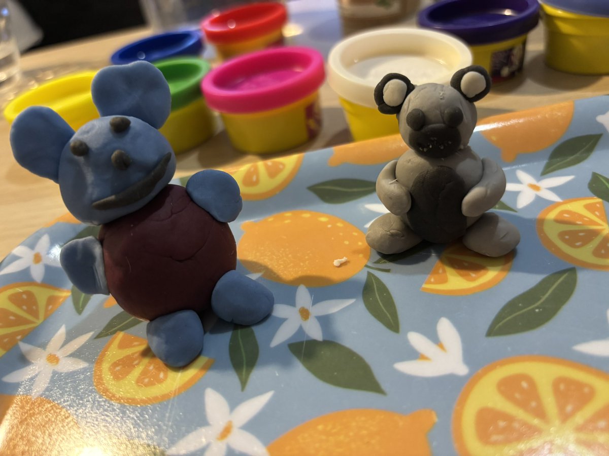 mydumbassmomo's tweet photo. petite competition de pâte à modeler avec ma copine ce soir
elle à gauche 
moi à droite 
devinez qui a gagné ptdrrrrrr https://t.co/Dj45lfu7j2
