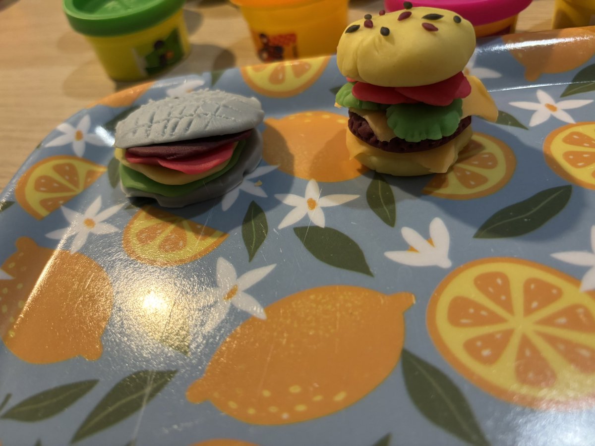 mydumbassmomo's tweet photo. petite competition de pâte à modeler avec ma copine ce soir
elle à gauche 
moi à droite 
devinez qui a gagné ptdrrrrrr https://t.co/Dj45lfu7j2