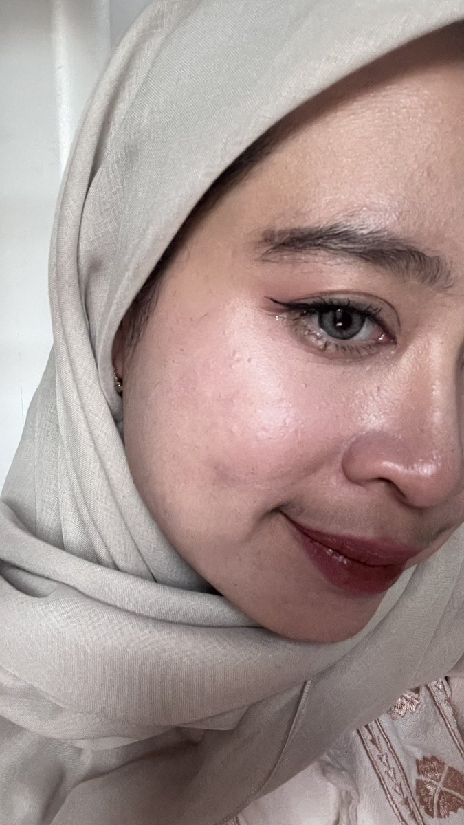 Lthfika's tweet photo. Cakeeeeppp hasilnya ternyata!
Buat yang lagi suka powder foundation tapi kulit di bulan Ramadhan sedang kerontang seperti dompet. Masih bisa menahan minyak dan makin cakep, mana ada ukuran mininya beuh lop!🫶🏻 https://t.co/EWY5X7N4KS
