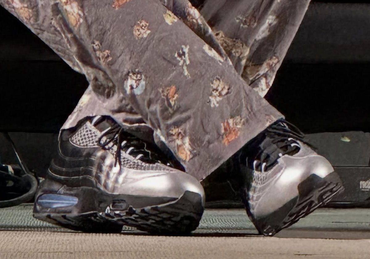 Sneaker News tweet media