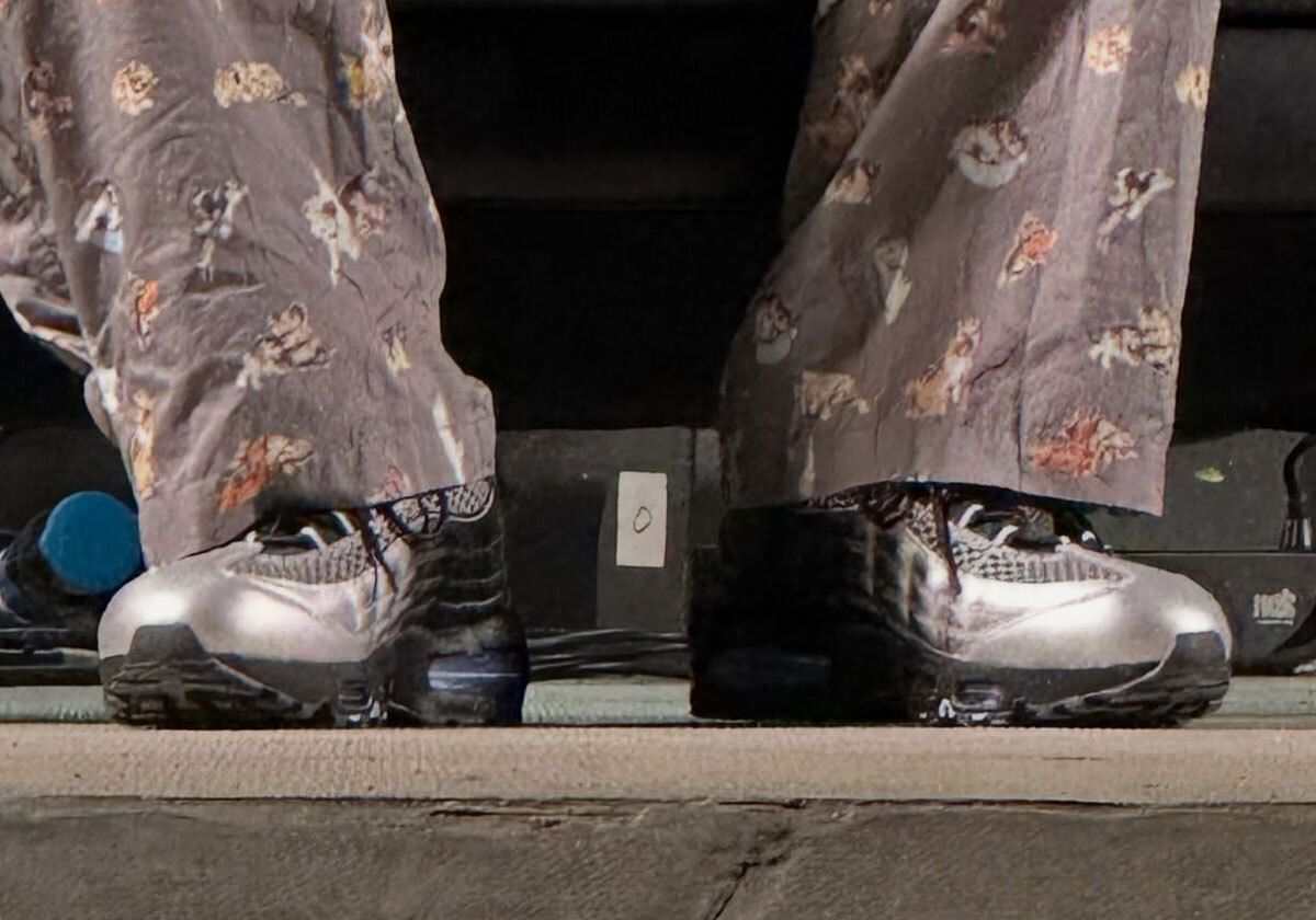 Sneaker News tweet media