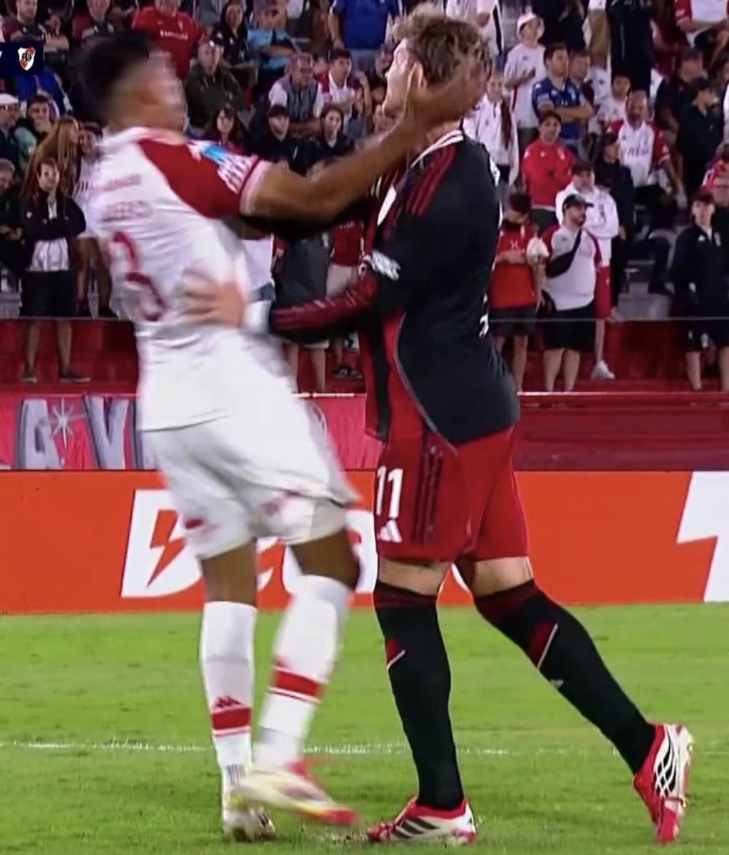 RiverPMillos's tweet photo. El motivo de expulsion de los jugadores de river y huracan hace ver como se volvio de princesa el futbol argentino

Tanto para ambos equipos exageradisima la expulsion https://t.co/v3GiEC9i8N