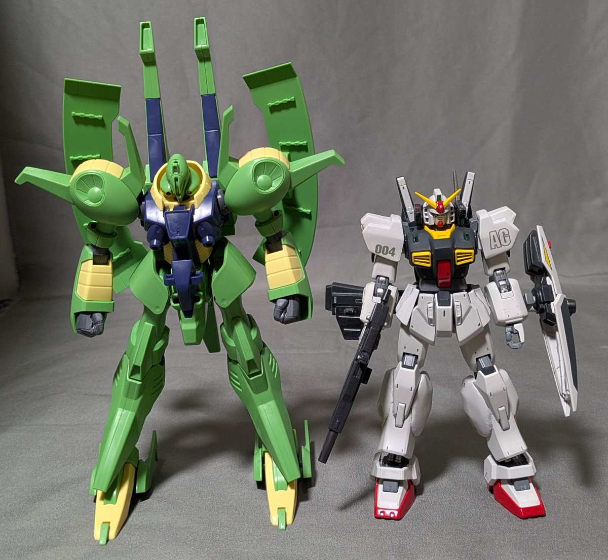 ozz_nyang's tweet photo. @nikutaberuru パチ組みした
#HGUC #PMX001 #パラス・アテネ
と #エウーゴ 製 #モビルスーツ

それぞれ、塗装済の
#RMS099 #リック・ディアス
#RX178 #ガンダムMk2
#MSN100 #百式
#MSZ006 #Ｚガンダム
と一緒に

パラス・アテネは、やっぱりデカい。
塗装済の奴も、もっと写真を撮って
うｐしたい。 https://t.co/WZeAm0THHy