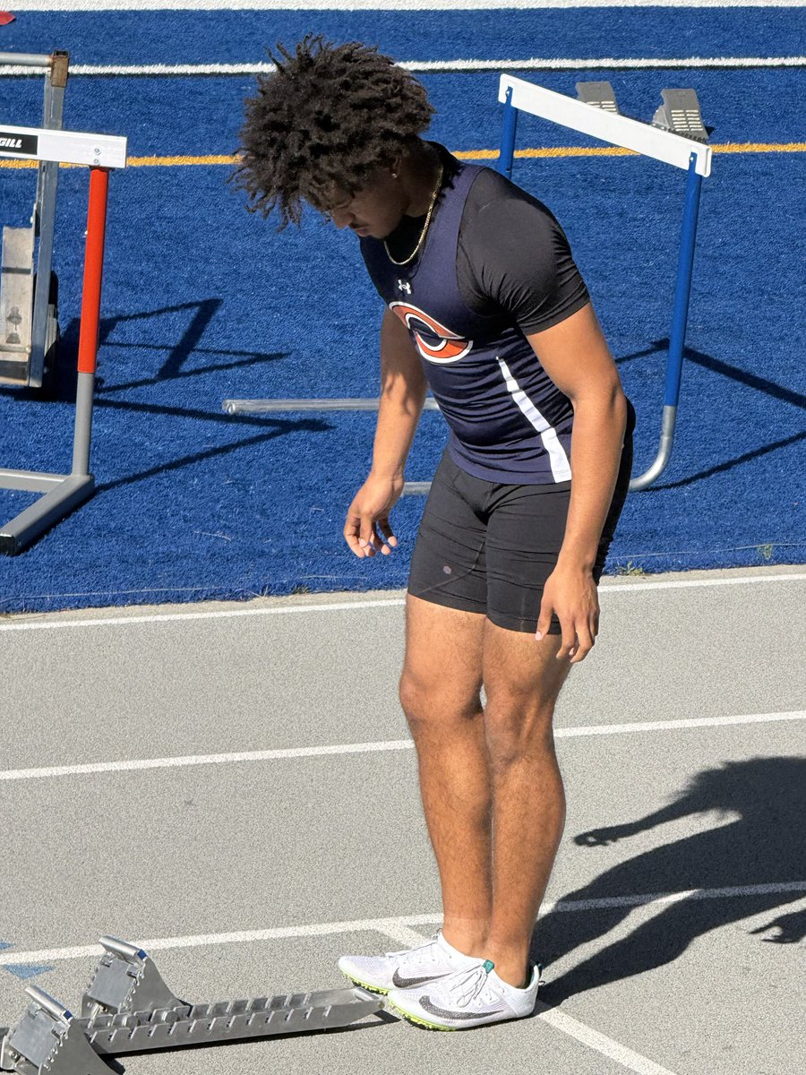 Bryan_GNarcisse's tweet photo. First track meet of the season. New lanes, same hunger. 🏃♂️💨
All the work in the dark finally hits the light. Let’s get it. #TrackSeason #FirstMeet #Chaminade400meter 🦍@NadeFootball @Chaminadesports https://t.co/m8pHAwLH4R