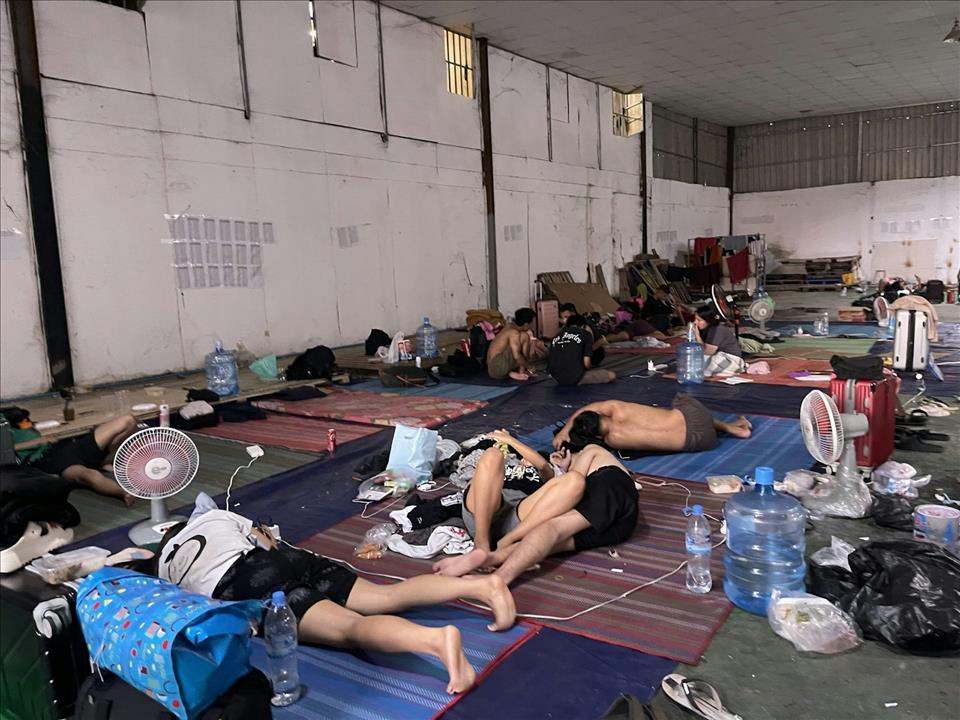 MENAFN's tweet image. Desperate To Flee Abuse In Cambodian Scam Compounds, These Young Indonesians Are Now Facing Suspicion Back Home #Desperate #Flee #Abuse #Cambodian #Scam #Compounds, #These #Young #Indonesians #Facing #Suspicion #Back #Home #Vaccines #Pills #Doctor… dlvr.it/TRSXPn