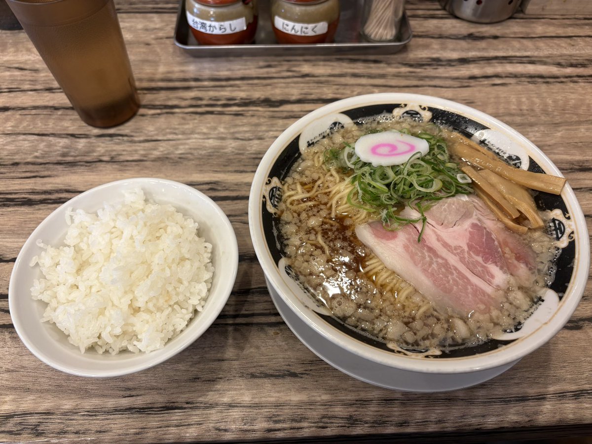 ekusonakat's tweet photo. #ラーメン
#カミナリ
#ラーメンライス
本日のランチは🍜西尾市の
🚙カミナリさんで🌩️背脂煮干しラーメン＋中ライス🍚🐖を頂きました‼️背脂の美味さをバッチリ感じられる💪煮干しラーメンとの組合せは最の高ですね🤤お近くの方は是非とも味わってみてねぇ🫡 https://t.co/Hno0DKZhRI