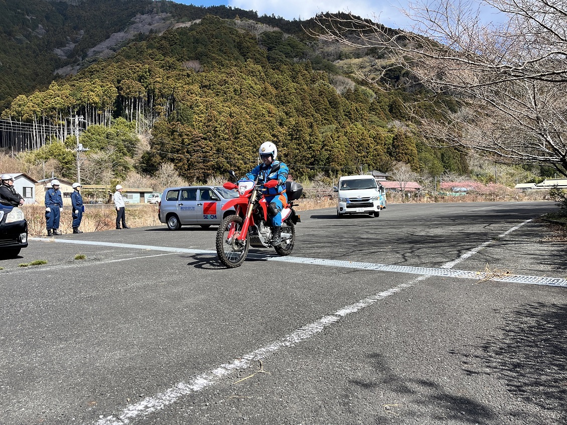 SP_saitai's tweet photo. 【民間との連携訓練】
　津波対策推進旬間中、孤立した地域への対応を想定した訓練を西伊豆町で行いました。
　県警ヘリで警備部隊を孤立集落へ輸送し、地元の旅館業車両や民間警備会社ヘリなど官民連携の下、部隊進出や警察装備品の輸送方法などを確認しました。 https://t.co/OQgK5ZJhf6