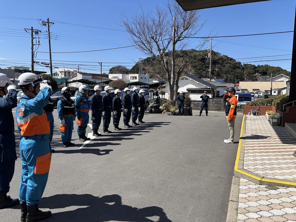 SP_saitai's tweet photo. 【民間との連携訓練】
　津波対策推進旬間中、孤立した地域への対応を想定した訓練を西伊豆町で行いました。
　県警ヘリで警備部隊を孤立集落へ輸送し、地元の旅館業車両や民間警備会社ヘリなど官民連携の下、部隊進出や警察装備品の輸送方法などを確認しました。 https://t.co/OQgK5ZJhf6