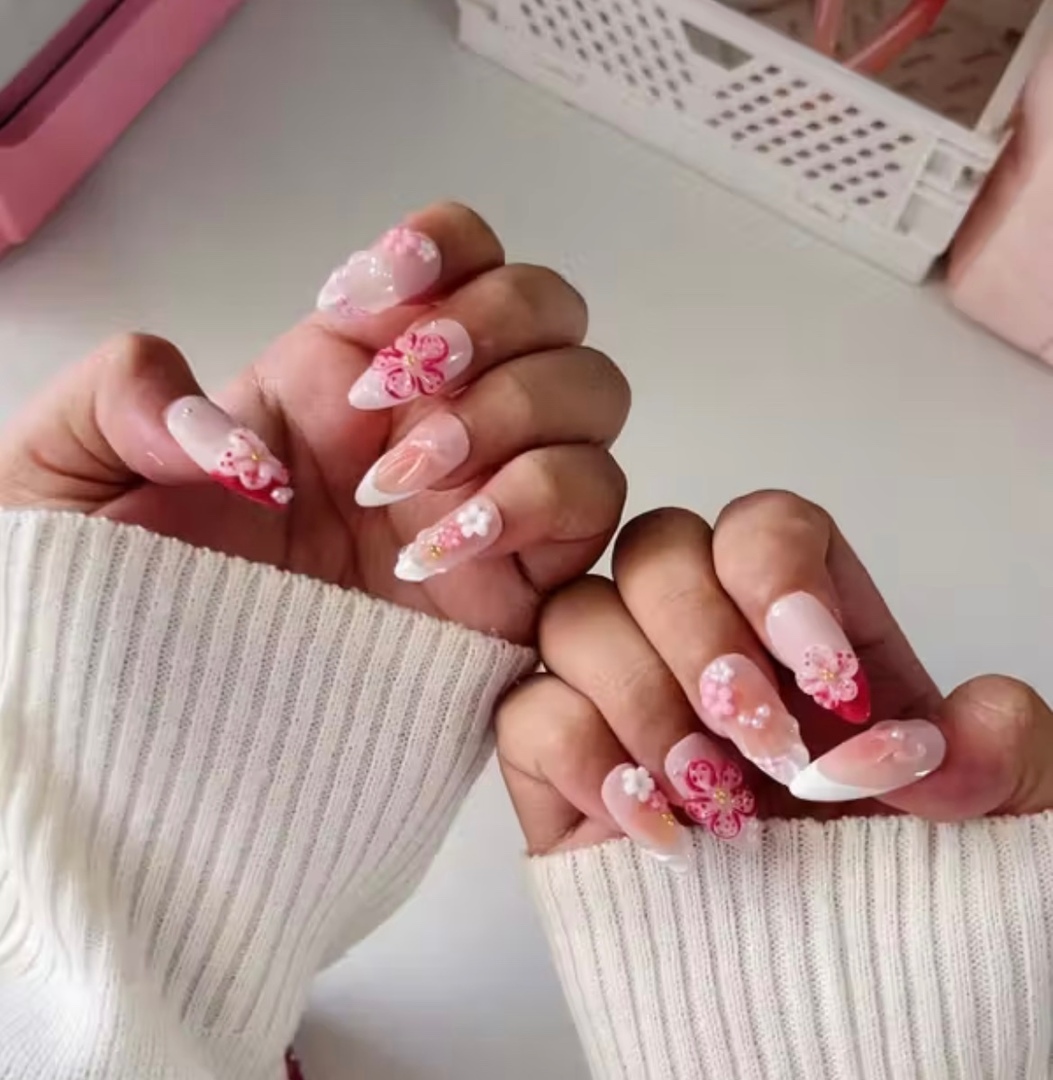 -dips! gaiss asli kalian yg blm pulkam dan blm dapet nail art lebaran mending beli press on disini deh sumpahh kmren dapet se premium ini cuma 40k murah bgt dan stoknya jg banyak yg ready, bisa pilih dan bisa dicoba luv. Lokasi baskoro depan polines (softlens tembalang kayaknya)