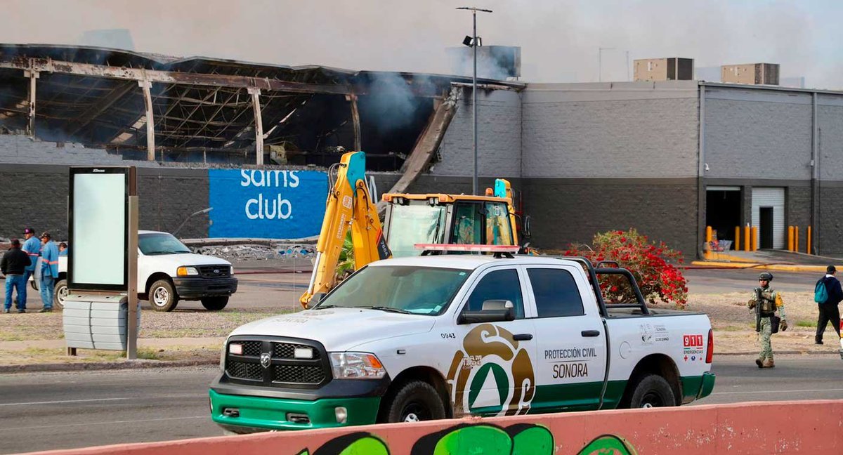 elalbertomedina's tweet photo. 🚨 #ÚLTIMAHORA 🚨

Por riesgo de colapso, NO ES POSIBLE hacer peritaje en Sam's Hermosillo tras incendio: origen sería ACCIDENTAL, determina Fiscalía de #Sonora.

En un comunicado, la @fgjesonora señaló que en el dictamen en materia de ingeniería estructural, se determinó la existencia "de un obstáculo material insuperable que impide el ingreso seguro del personal pericial al interior del edificio".

En el documento se advierten daños estructurales severos y presencia de materiales con alto riesgo de desprendimiento, que imposibilitan que peritos ingresen con seguridad.

👉 No hay indicios que permitan presumir que el origen del incendio se haya suscitado de forma intencional.

👉 El evento se perfila como de origen accidental.

👉 El inmueble será entregado al particular para el retiro de escombros.

🔴 Esto después de que en @ProyectoPuente compartiéramos testimonios ciudadanos sobre malos olores y moscas provenientes de las ruinas de la tienda en la zona.