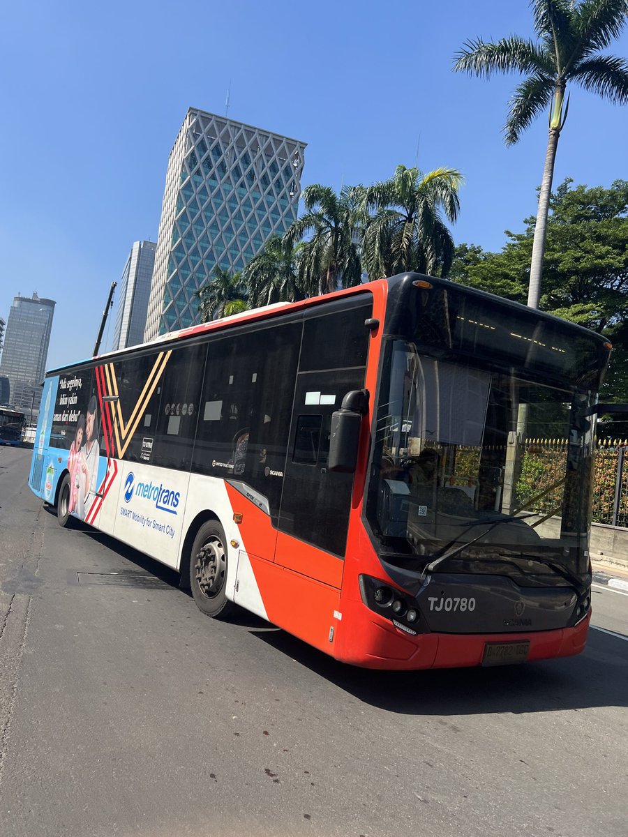 firman23's tweet photo. Buru2 bgt sih Pak… Baru jg stop, blm 5 detik kali udah nutup pintu di Halte Kedutaan Jepang barusan. Udah di depan pintu lho tadi | @PT_Transjakarta https://t.co/C104AGaG2X
