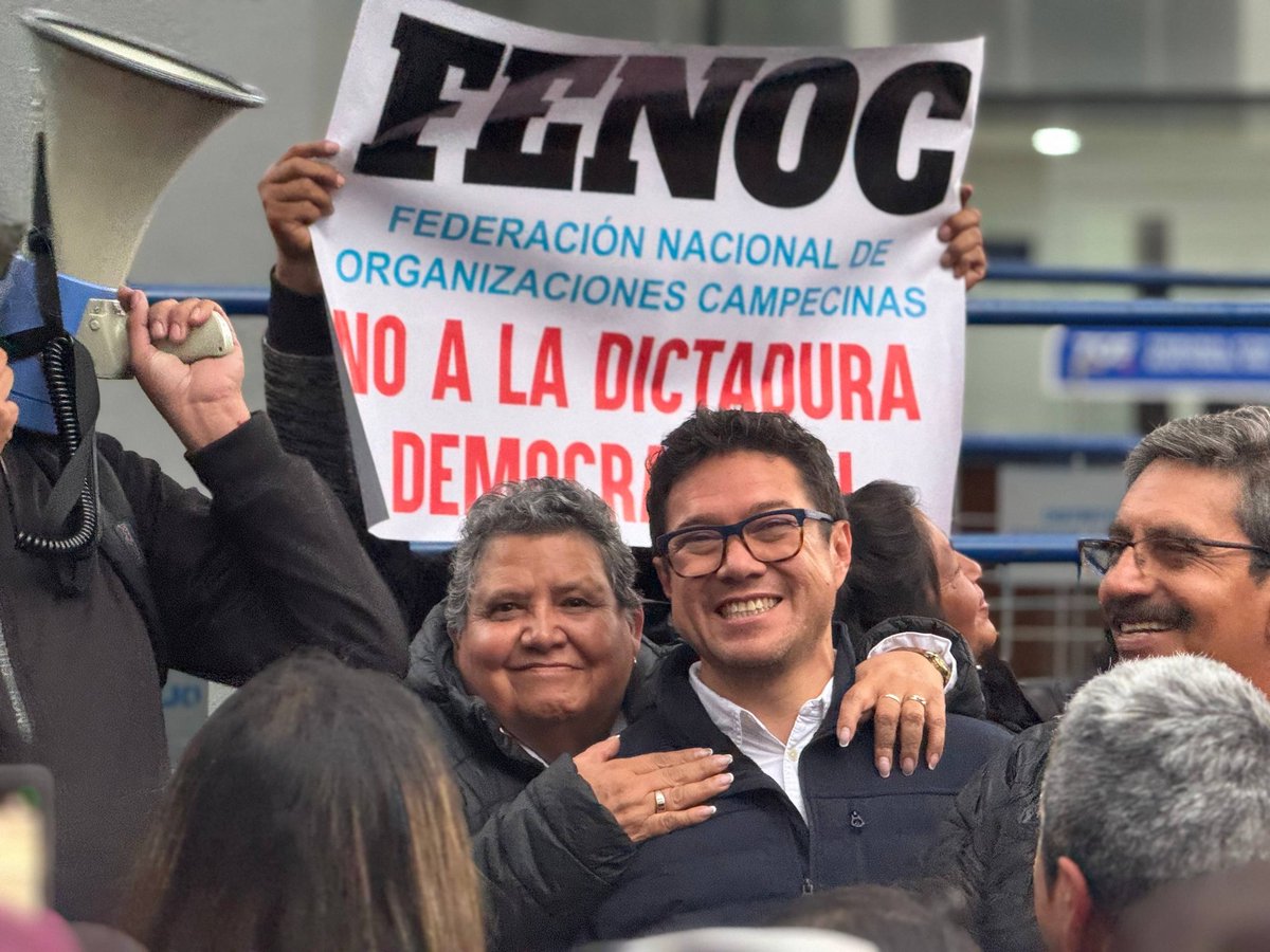 Hector5RC's tweet photo. A las 5 por la 5. Distrito Norte de Quito presente.

Más de 1000 amicus curiae presentados por Pichincha: no es un número, es la prueba de que el pueblo no se rinde cuando le quieren robar la voz.  

Nos suspenden el partido, pero no nos suspenden la memoria de las calles que caminamos juntos y de la patria que dignificamos.  

La Revolución Ciudadana no es un casillero: es la herida abierta de un pueblo que sabe lo que es perder y lo que es levantarse.

Porque la verdadera democracia no la dan los tribunales: la construyen los de abajo, los que nunca se arrodillaron.
#EcuadorEnDictadura
@RC5Oficial @GabrielaEsPais @MashiRafael @RC5Pichincha @BancadaRC5