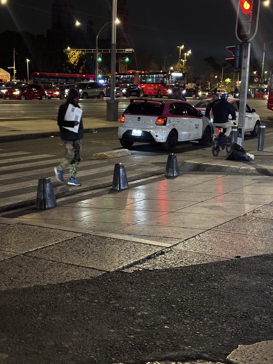 VictorCRchef's tweet photo. @LaSEMOVI Una pregunta, ya van a hacer base de taxis afuera de la estacion Hidalgo? Sobre paseo de la reforma @SSC_CDMX https://t.co/7B5qTUZTay