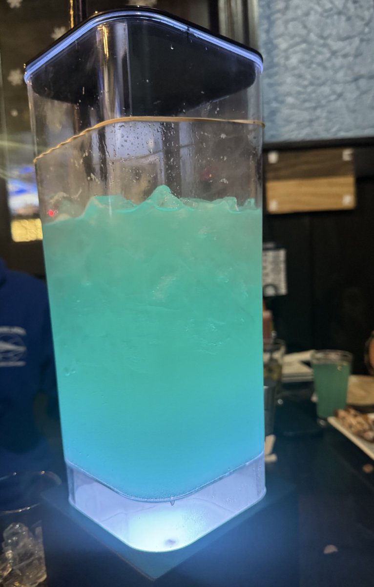flounderunc's tweet photo. Slurp juice at the freshman bar #expand https://t.co/IKatGwYUPG
