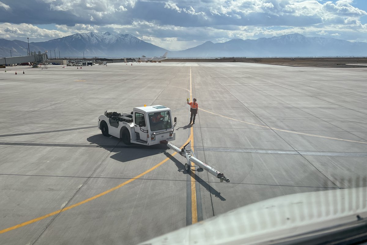 『プッシュバック完了! Have a safe flight! Love you!』 

(` °ω°´)…えっ!?

最近ウチの若いGH達の間でPとの会話の最後に "Love you" を付けるのが流行ってるらしい…ビックリした…
私も『Thank you! Love you too💕』って言った後窓越しに手でハート🫶作ったらめっちゃはしゃいでたｗｗ ｶﾜｲｲ♡