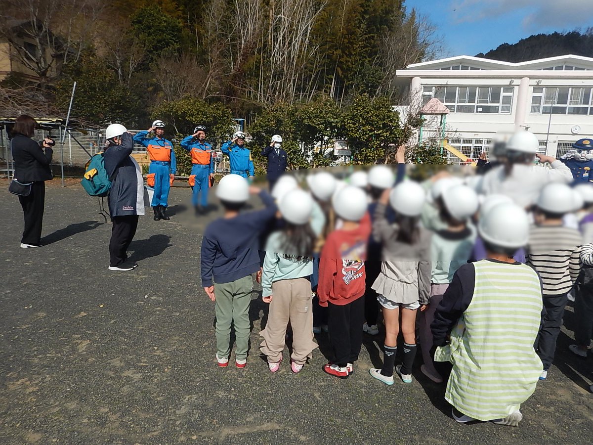SP_saitai's tweet photo. 【静岡市のこども園で防災指導】
　クイズで園児たちに災害時の安全について説明した後、一緒に園内を回り落下物や倒れそう��物を探すなどして防災行動を学ん��もらいました。
　その後の地震避難訓練では、みんな身の安全を確保し落ち着いて避難できたことに、エスピーくんやシズカちゃんも感心です！ https://t.co/zjaHxcY1nv