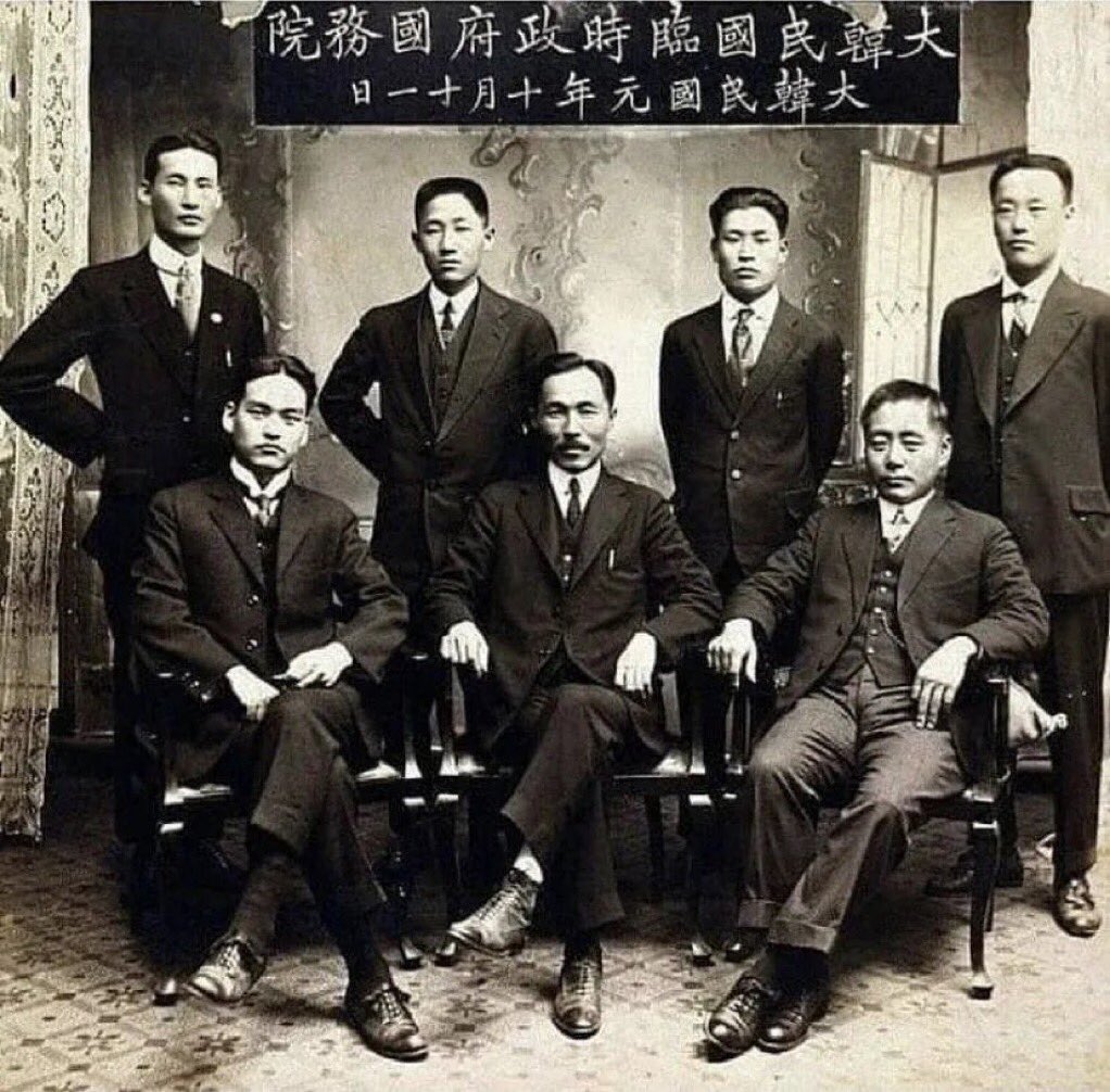 올수트에 분위기며 자리배치가 비슷해서
생각이 안날래야 안날수가 없어..