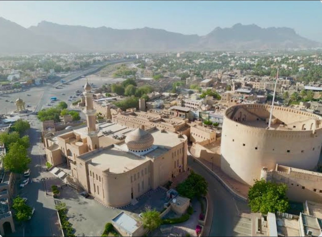 ViewOne32608's tweet photo. Nizwa Souq: One of the oldest marketplaces in Oman, where you can find handmade silver jewelry, traditional Omani daggers (Khanjars), and intricate pottery. https://t.co/attAMHFg6X