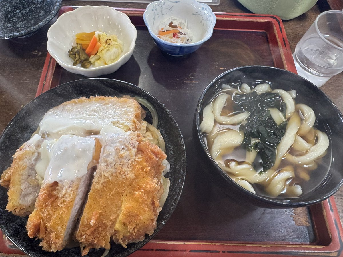 連休の始まりを告げるカツ丼定食 