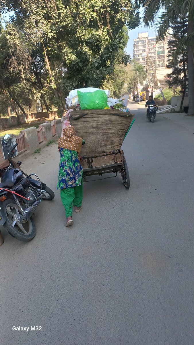 ManmohanTomar10's tweet photo. Garbage being dumped openly in Govindpuram, Ghaziabad. Request immediate action from @GhaziabadNagarNig @DMGhaziabad @SwachhBharatGov @CMOfficeUP #GhaziabadClean

#SwachhBharat #CleanGhaziabad #Govindpuram. https://t.co/6FCXTA2vOk