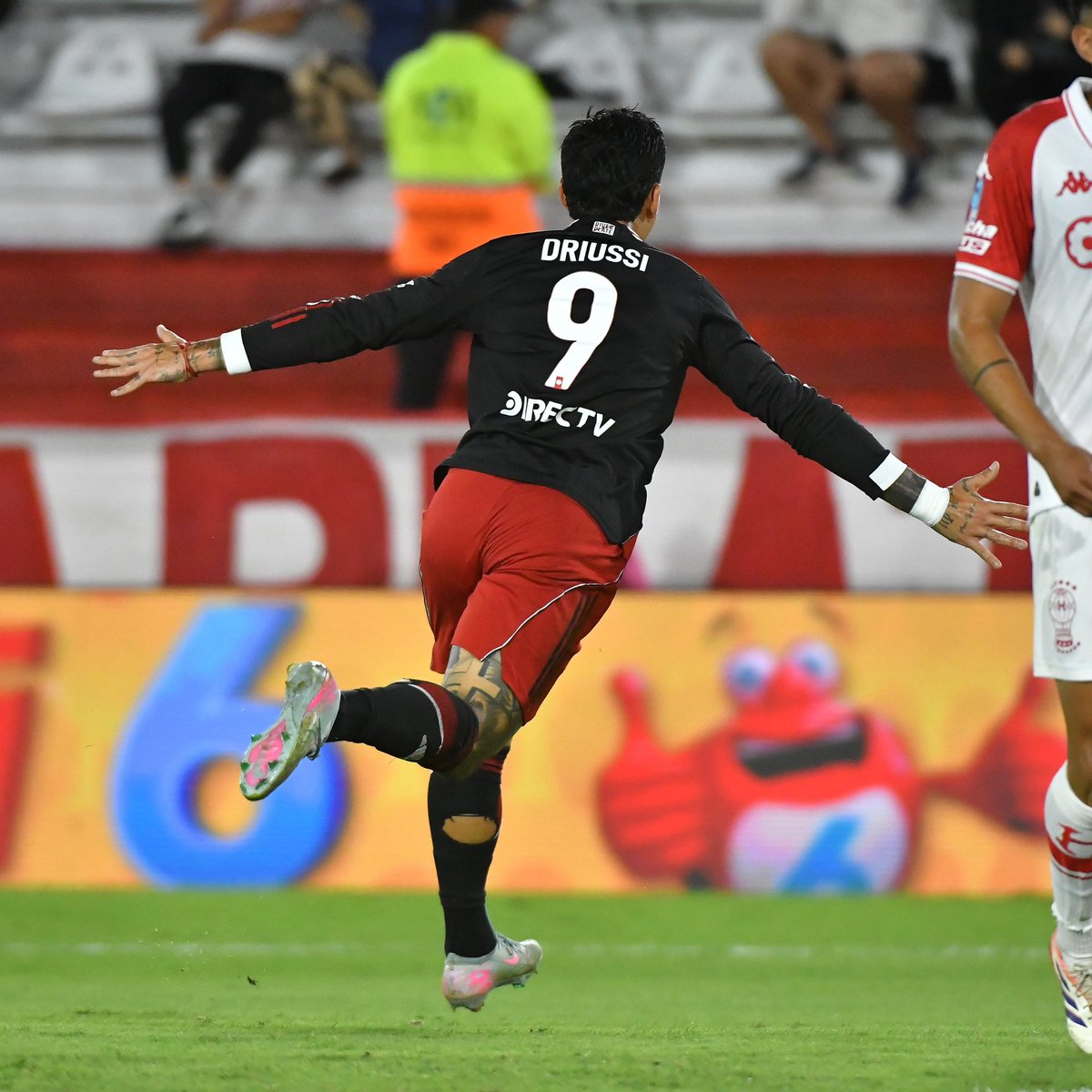 RiverPlate_hist's tweet photo. Señoras y señores es debut con triunfo 2-1 para Chacho #Coudet DT.

✅ 39 goles de #Driussi en @RiverPlate 
✅ 14 goles de #Montiel en #RiverPlate 
✅ Hacía 3 años que el millonario no ganaba en el Palacio Ducó (3-0 en abril de 2023)

#Huracan 1-2 #River https://t.co/myPiEI0HIh