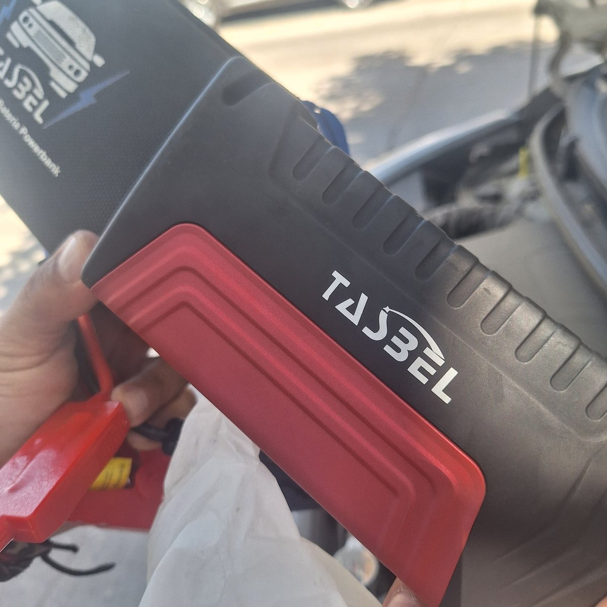 Hoy mi auto quedó en panne x 1⁰ vez, la batería🫠
Tengo tan buena suerte q me pasó estacionando bajo sombra y frente a mí un señor q me vio complicada, ofreció ayudarme y tenía esto. En 1min resolvió

Así q si tampoco sabías q existen, esta es la señal para q compres un partidor