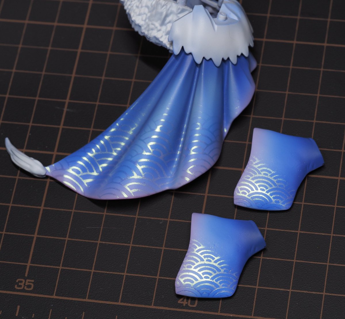 昨日のWi-Fiマスキングの塗装しました
紫から緑へ偏光する青海波です
カメラ補正で偏光色飛んでるから実物見せたいなぁ…