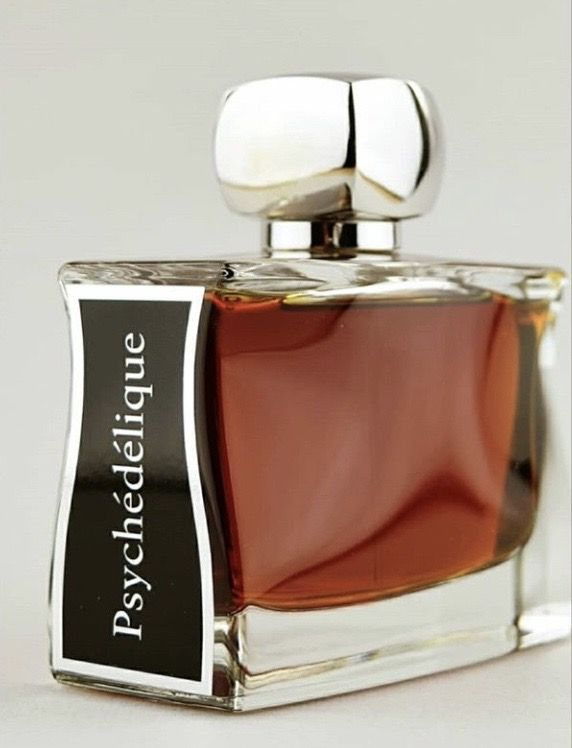 perfumemonk's tweet photo. 💎✨ Two Timeless Gems — Elegance, Character & Perfume History

🧠🌌 Psychedelique

Perfumer: Jacques Flori

Psychedelique is a masterpiece for lovers of deep, luxurious patchouli. Created for the Parisian niche house Jovoy Paris, this fragrance celebrates patchouli in its richest and most refined form.

The opening feels slightly sweet and warm, quickly revealing a thick, chocolate-like patchouli note. Soon vanilla and amber soften the composition, creating a velvety, almost hypnotic aura. As it dries down, creamy woods and balsamic tones appear, giving the fragrance incredible depth.

This scent feels luxurious, mysterious, and slightly vintage—like stepping into an elegant Parisian salon.

Notes
🌿 Patchouli
🍫 Chocolate Accord
🍦 Vanilla
🌳 Woods
🟤 Amber

Performance
⏳ Longevity: 10–12 hours
📢 Projection: Strong
🌫️ Sillage: Rich and enveloping
Story (Short)
Inspired by the artistic and rebellious spirit of the 1960s psychedelic era, the fragrance transforms patchouli into a sophisticated luxury scent.
#Psychedelique #JovoyParis #PatchouliPerfume #NicheFragrance #PerfumeCollectors
🌿🏇 Green Irish Tweed

Perfumer: Pierre Bourdon
Few fragrances are as timeless as Green Irish Tweed from the historic house Creed. It’s a fragrance that perfectly captures the feeling of fresh countryside air, elegance, and classic masculinity.

The opening bursts with bright lemon and fresh green notes. Soon the heart reveals violet leaf and iris, giving the fragrance a clean, slightly powdery sophistication. As it settles, sandalwood and ambergris create a smooth, refined base that lingers beautifully.
This scent feels like walking through lush Irish countryside in a tailored suit—clean, confident, and effortlessly classy.

Notes
🍋 Lemon Verbena
🌿 Violet Leaf
🌸 Iris
🪵 Sandalwood
🌊 Ambergris

Performance
⏳ Longevity: 7–9 hours
📢 Projection: Moderate
🌫️ Sillage: Elegant and refined

Launched in 1985, the fragrance was inspired by the elegance of Irish landscapes and aristocratic style, becoming one of Creed’s most iconic creations.

#GreenIrishTweed #CreedPerfume #ClassicFragrance #LuxuryPerfume #NichePerfume