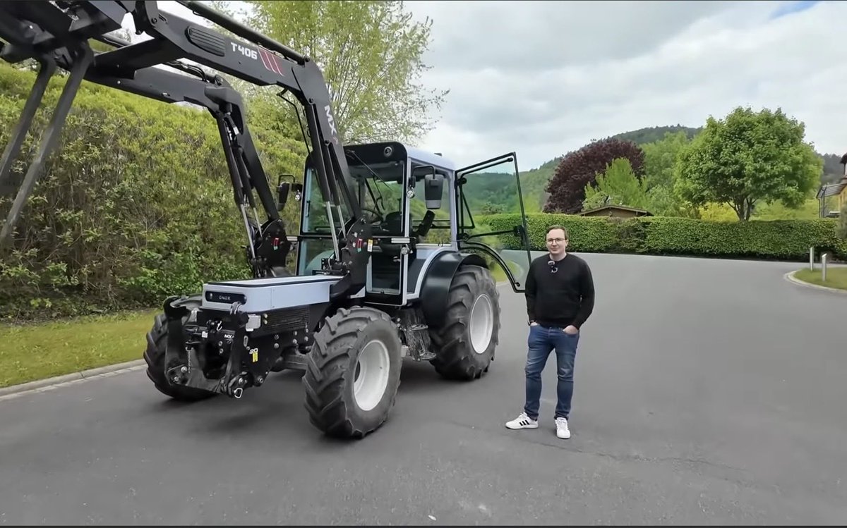 SpiveyStuart's tweet image. Just watched this: 50 kW electric tractor, five swappable 30 kWh batteries—charge ‘em with solar, swap mid-field, no diesel stink. Farms running on free sun and pure grit. Future’s here.
Watch: youtu.be/5HGQmqQOWXk?si…
#SolarGrit #ElectricTractor