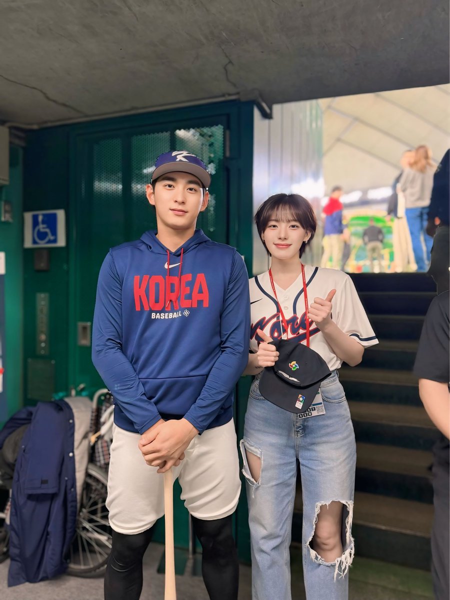 MLBKOR's tweet photo. 이정후 캡틴 화이팅!! 💪🇰🇷 ft. 우영, 츄, &amp; 하지원 치어리더 @ATEEZofficial @chuu_atrp 

#ATEEZ #WOOYOUNG #CHUU #하지원 #월드베이스볼클래식 https://t.co/KqgLZZgOIo