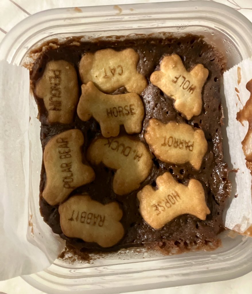 koaimama's tweet photo. 今年のホワイトデーは山本ゆりさんのブラウニー 
今回はどうぶつビスケットをオンしてみた。
隣でレシピ読み上げたけど、小学生の子だけで作れて自信になったみたい。
本物、我が家はゆりさんに助けられている〜 https://t.co/NcxeuQJ1ya