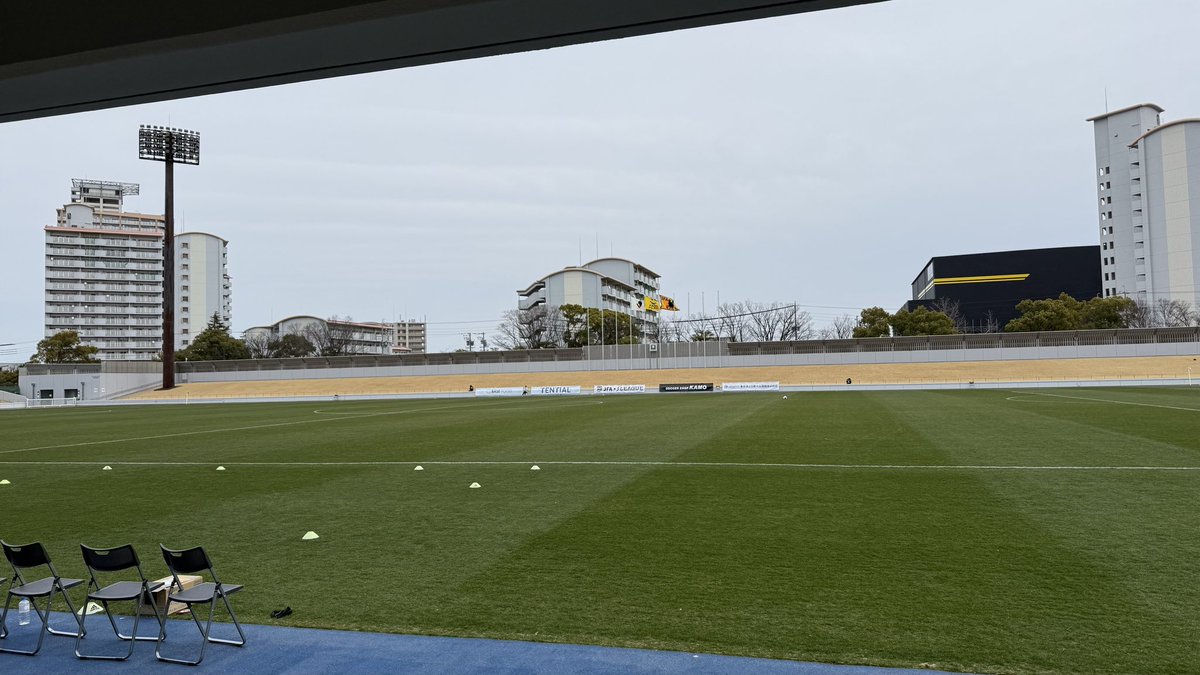 気迫でぶつかってきた全韓国大学選抜に逆足ウイングバック中積爲（G大阪）と高3世代吉田湊海（鹿島）のゴールで２－０折り返し。相手のラフプレーが目立ち始めたあたりでバチっとスイッチ入った。すばらしい。前半は風上だったので後半は違う展開になりそうだが、新しいメンバーが燃えて出てくるはず。