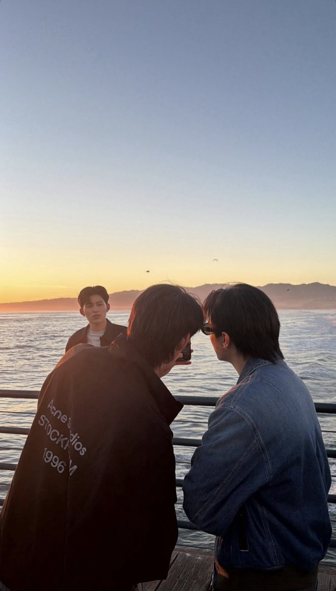 แชะภาพคุณธีร์ โดยเลขาโมกข์ที่มีคุณโรมยืนคุมอีกที 

#WilliamEst