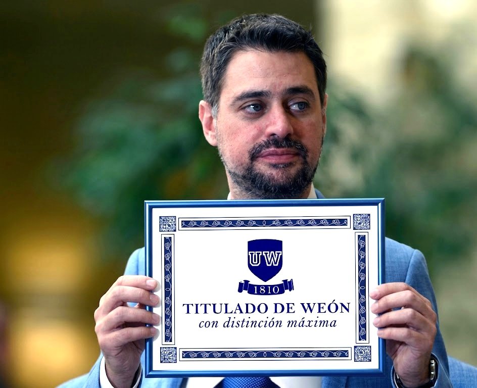 Felicidades <a href="/gonzalowinter/">Gonzalo Winter 🇨🇱</a> ya no eres el más weón de Chile, desde hoy <a href="/danimanouchehri/">Daniel Manouchehri</a> titulado de WEÓN 😝