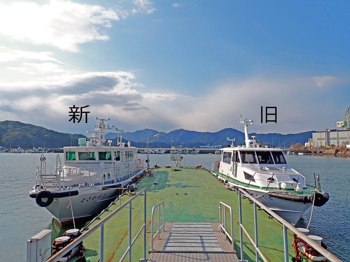 mlit_KochiKowan's tweet photo. ４月まで２隻並んで停泊中🚢💓🚢
中の様子を見せてもらいました‼️
新築みたいな匂いがする✨✨✨
大きさは変わらないのに
大きく感じる😶
#みなとウォッチング でぜひ乗船してね💓

#とさかぜ #港湾業務艇 #新しい仲間
#高知を守る #新旧内装 https://t.co/5vPffk7Dwr