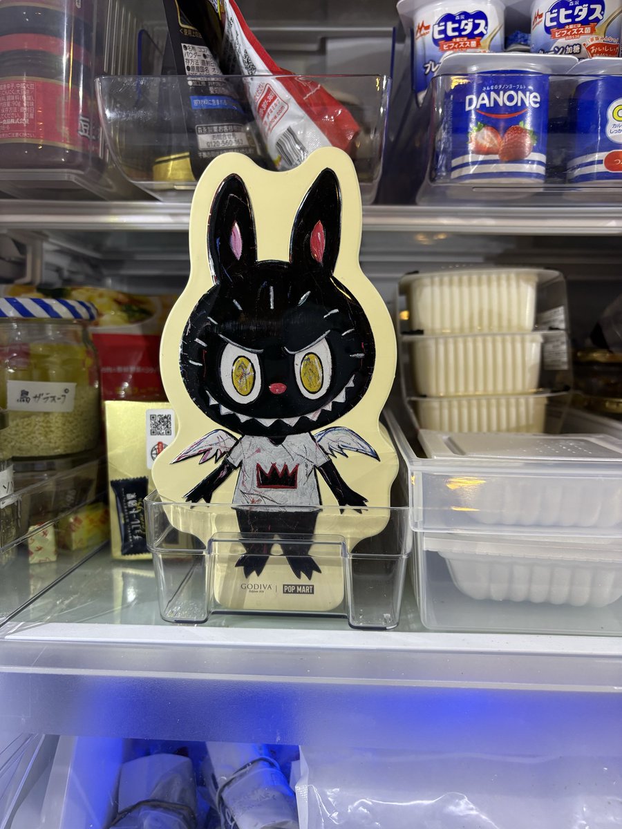 NON23762702's tweet photo. 溶けるとイヤなので
冷蔵庫を守ってもらってます！ https://t.co/30b80GS6jU