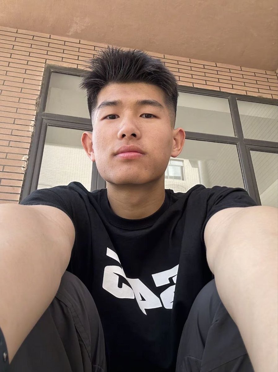 HqysRdfan66218's tweet photo. 新的一天从晨勃开始 太涨了 有没有想被入股的 https://t.co/Az1j47D4bm