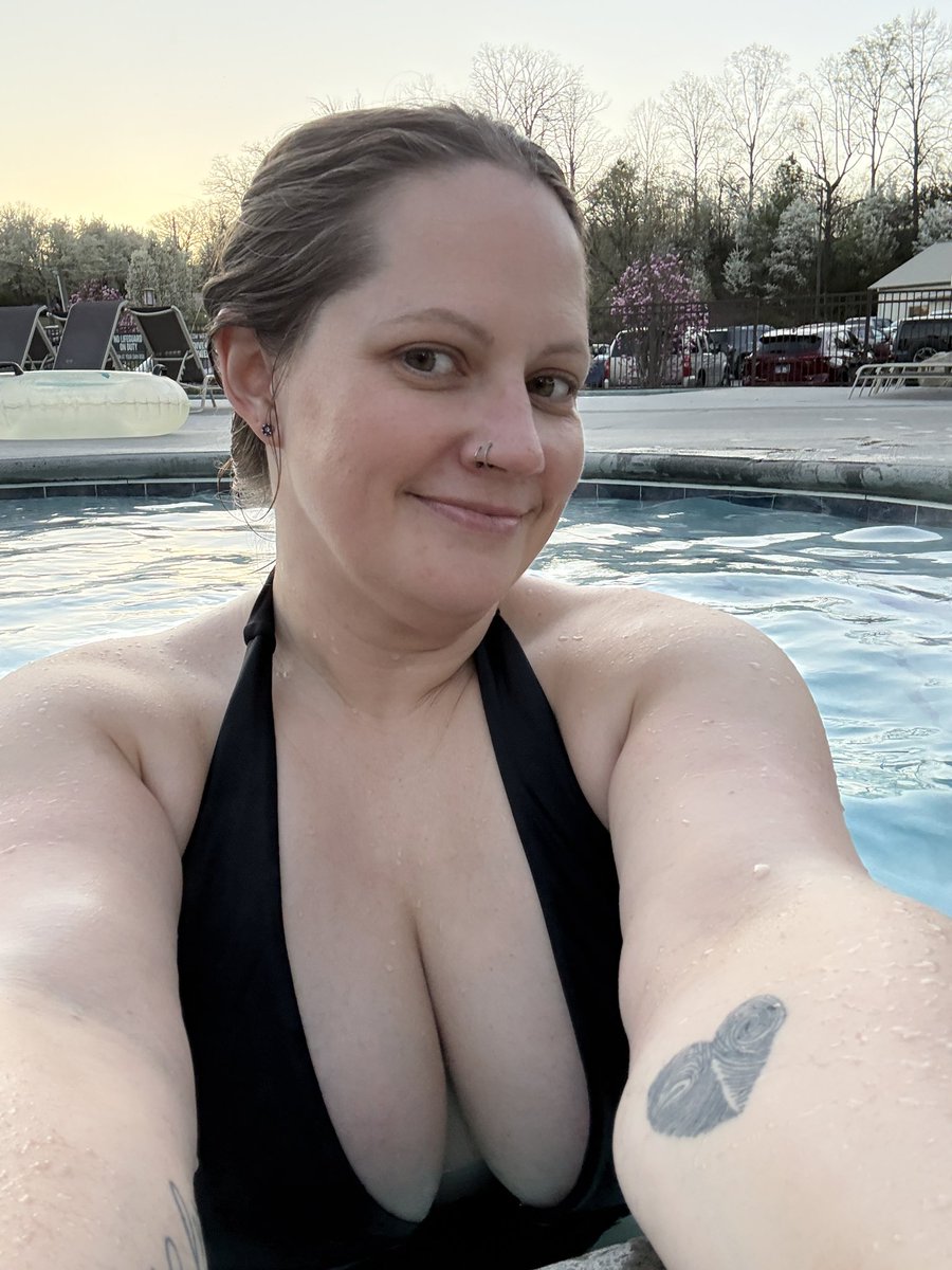 Hotmomboss's tweet photo. Cold in TN! Hot tub fun 💋 #onlyfans #milf #hotwife https://t.co/Mq6ddNRO36