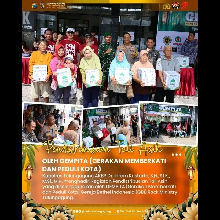 SabarSaja15's tweet photo. Kapolres Polres Tulungagung AKBP Dr. Ihram Kustarto menghadiri kegiatan pendistribusian tali asih sembako bersama GEMPITA (Gerakan Memberkati dan Peduli Kota) GBI Rock Ministry Tulungagung di Gereja GBI Rock Tulungagung, Jalan Kapten Kasihin No. 39, Kabupaten Tulungagung https://t.co/ExKnVg0sCi