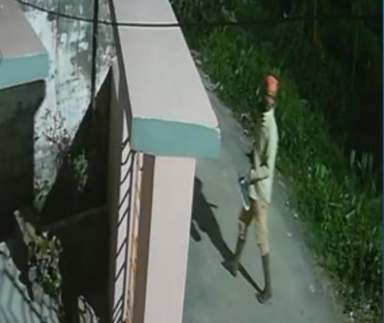 গভীর রাতে সরশুনা থেকে চুরি ৫০ লক্ষ টাকার গয়না, মেদিনীপুর থেকে গ্রেফতার দুই চোর, উদ্ধার সমস্ত গয়না 

নো আওয়াজ, নো ধ্বস্তাধস্তি, নো চিৎকার-চেঁচামেচি। অথচ বাড়ির আলমারি থেকে উধাও সারাজীবনের সঞ্চয় প্রায় ৫০ লক্ষ টাকার সোনা-রূপার গয়না, সঙ্গে কিছু মূল্যবান কাগজপত্র। বাড়িতে