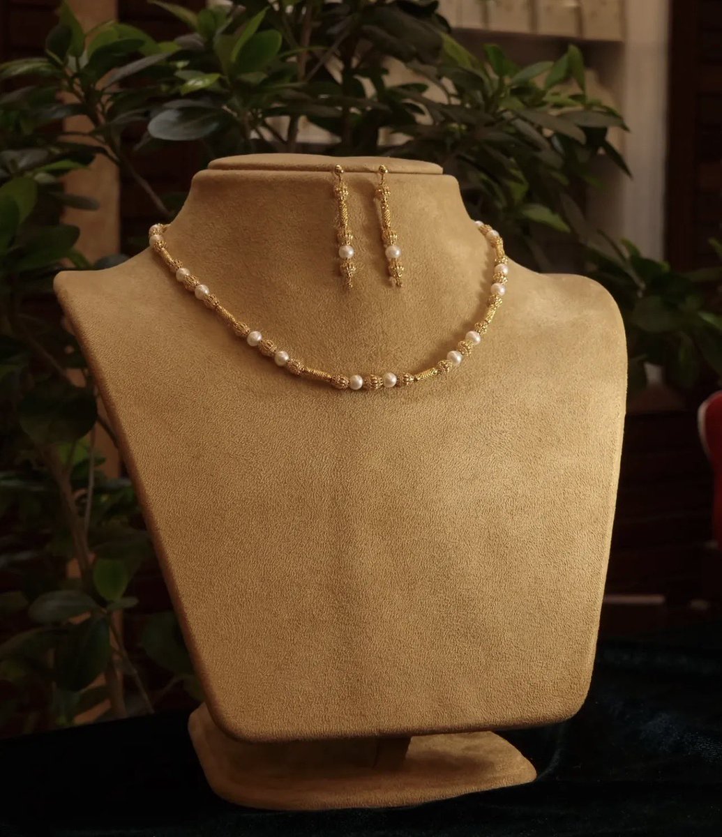 uniqueee93's tweet photo. Not too much… just gold &amp; pearls. 😍 https://t.co/rGyaGuJuhJ