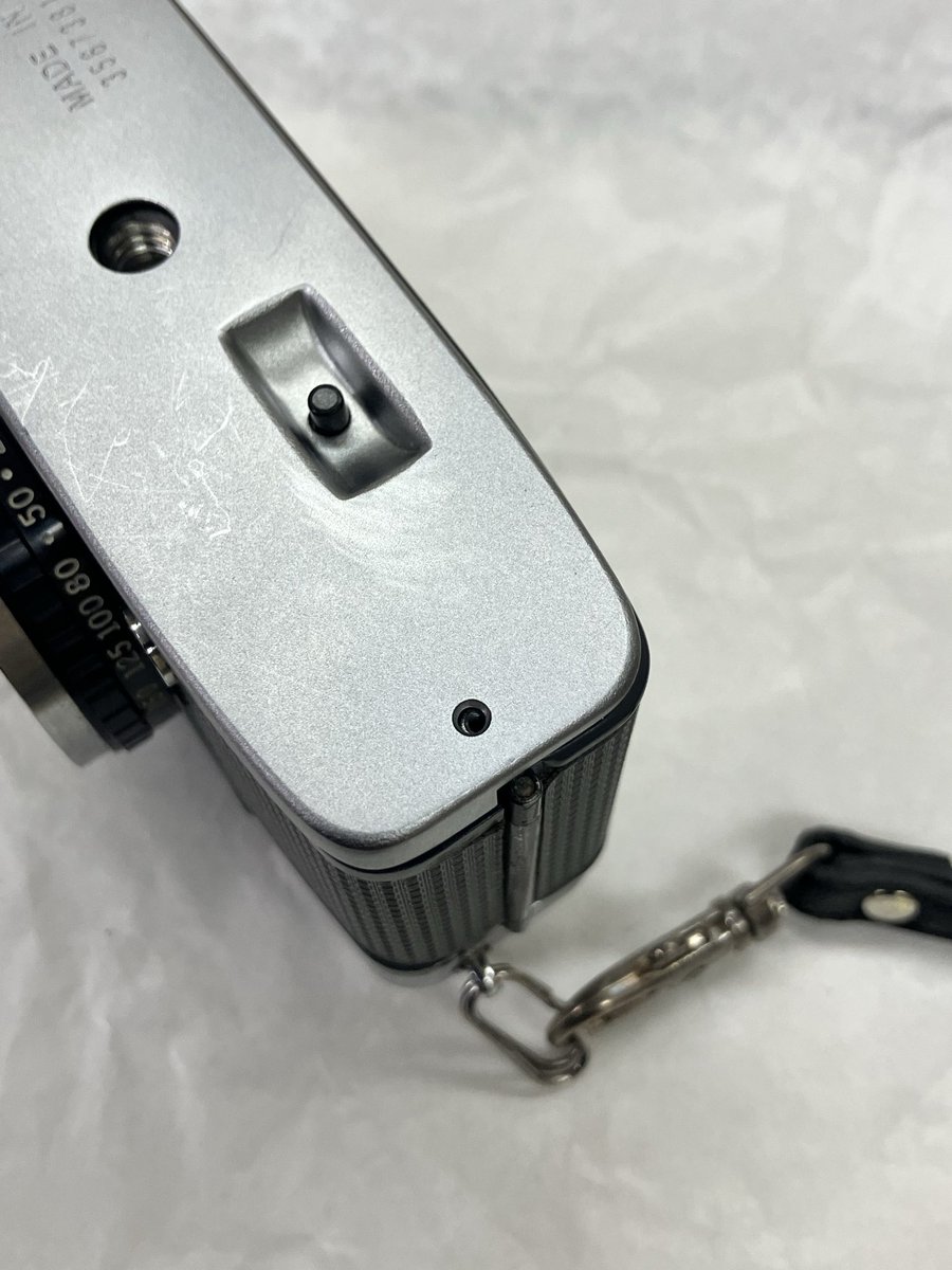 撮影して帰宅後、カバンから出したらカメラのパーツが外れかけてる！よく見るとネジが無い。カメラを入れていたポーチ内やバッグ内とその周辺を探したが見つからず。初めてのことなのでどこに相談して良いのかわからず途方に暮れ中。