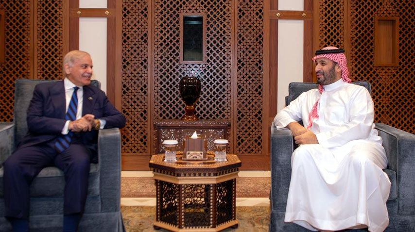 RadioPakistan's tweet photo. PM @CMShehbaz held a restricted meeting with Saudi Crown Prince and Prime Minister Mohammed bin Salman in #Jeddah
@PakPMO @ForeignOfficePk @PakinSaudiArab @KSAMOFA #MuhammadBinSalman #RadioPakistan #News
https://t.co/FrfWrJl8Ek https://t.co/DFUody2OPh