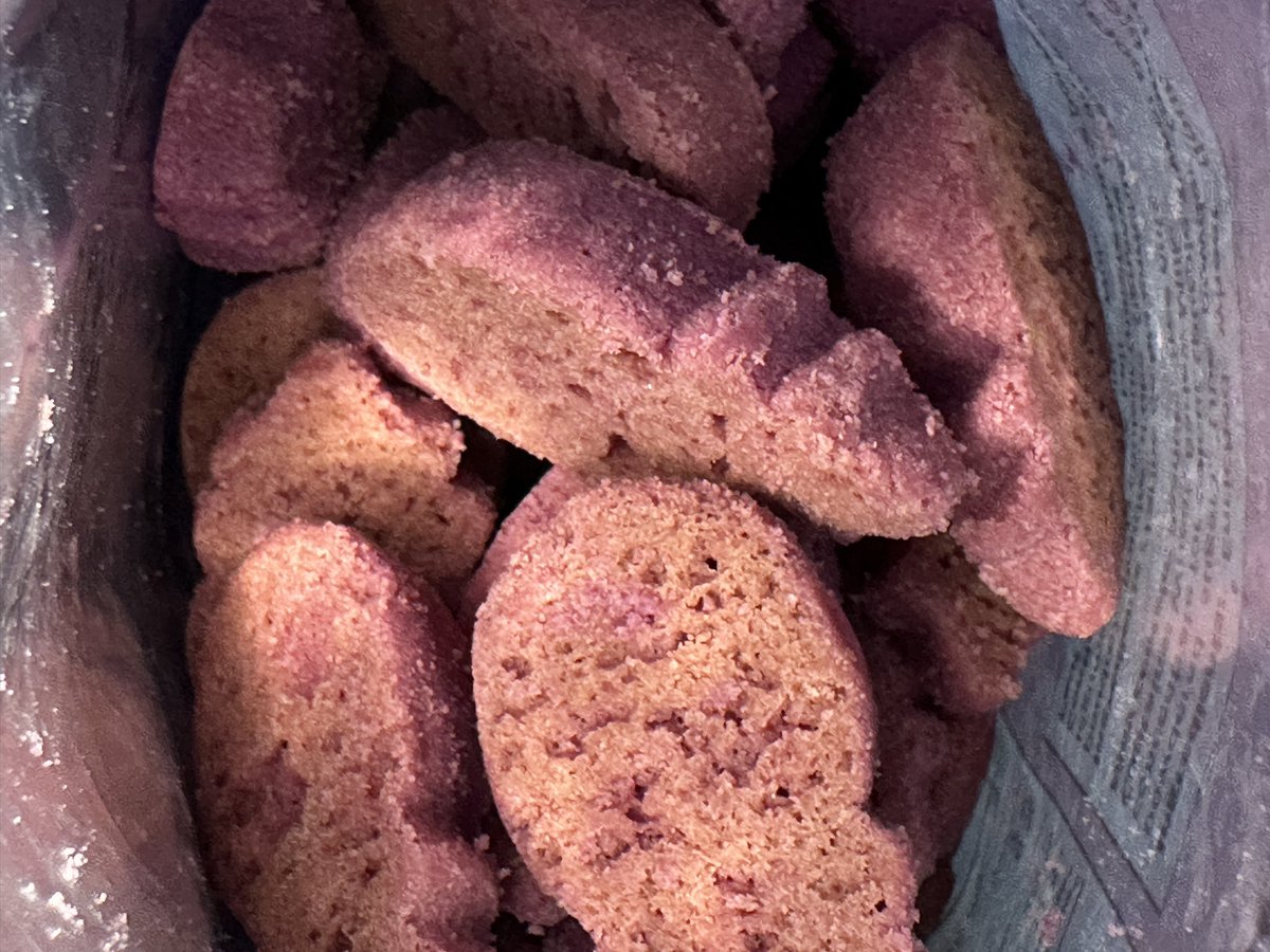 lorene1voice's tweet image. My bro bought me this treat. #Ube #shortbread. Tasty. My #hyacinth is in full bloom. I wish it was purple. #SurreyBC #TrueSurrey #cookies