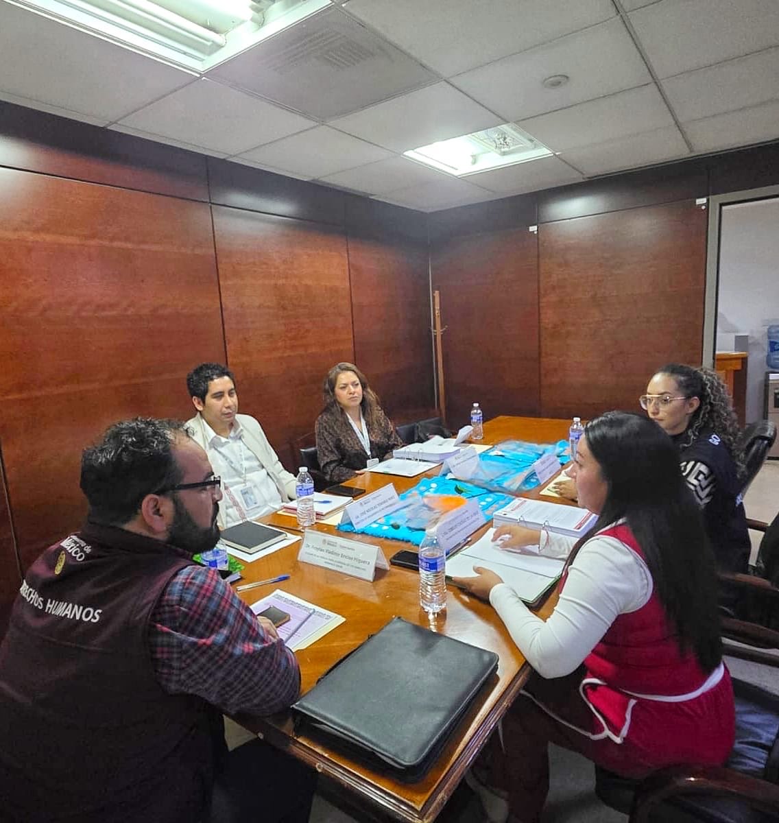 arturomedinap's tweet photo. El titular de la Unidad para la Defensa de los Derechos Humanos, @elfroyenciso, sostuvo una reunión con representantes de la @CNDH y con la secretaria de Gobierno del Ayuntamiento de Salina Cruz, #Oaxaca, Cibeles Chiñas, para fortalecer la coordinación institucional en materia de #DDHH.

Desde la @SEGOB_mx reiteramos que el trabajo conjunto entre autoridades y organismos públicos de #DerechosHumanos es clave para consolidar su respeto, promoción y protección en beneficio de la población.