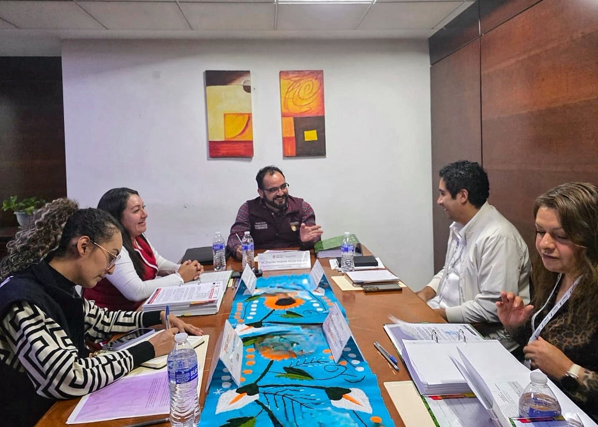 arturomedinap's tweet photo. El titular de la Unidad para la Defensa de los Derechos Humanos, @elfroyenciso, sostuvo una reunión con representantes de la @CNDH y con la secretaria de Gobierno del Ayuntamiento de Salina Cruz, #Oaxaca, Cibeles Chiñas, para fortalecer la coordinación institucional en materia de #DDHH.

Desde la @SEGOB_mx reiteramos que el trabajo conjunto entre autoridades y organismos públicos de #DerechosHumanos es clave para consolidar su respeto, promoción y protección en beneficio de la población.