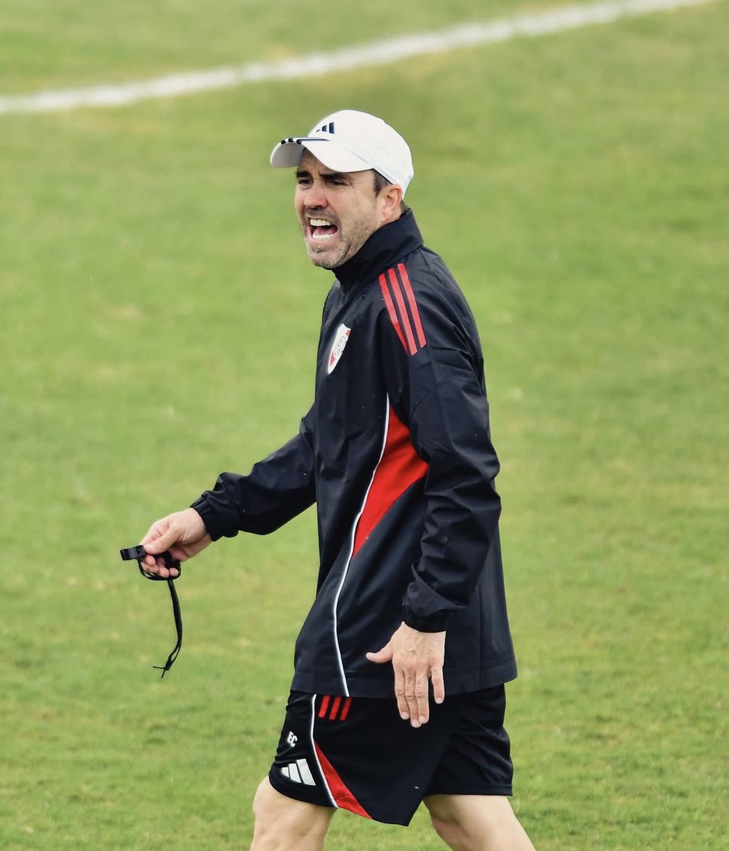 “Quisimos ser un equipo ORDENADO. Para jugar con jugadores de buen pie tenes que tener un equipo corto. 

Es de a poco, porque no podemos llenar de conceptos a los jugadores para no marearlos. Necesitamos tiempo”

🎙️ Coudet.