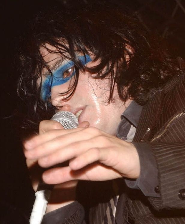 gerard hands daily 🖐🏼✨️ tweet media