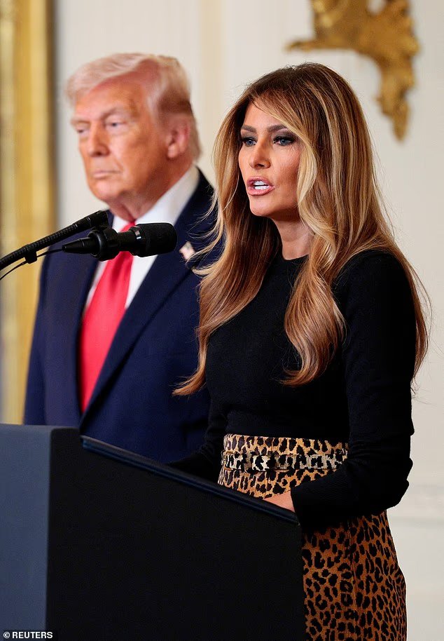 StunningMelani's tweet image. Very powerful message: fashions and technologies change, but the basic principles (thoughtful leadership + always learning) never go out of style.❤️🌸

#StunningMelania #BestFirstLady #MelaniaTrump #WomenHistoryMonth @MELANIATRUMP